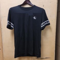 Nwt Calvin Klein Jean Short Sleeve Logo Tee Majestic Black Mens Small X-Large Fitted Calvin Klein Casual T-shirt, Fitted Short Sleeve Calvin Klein T-shirt, Calvin Klein Short Sleeve Streetwear Top, Calvin Klein Black T-shirt For Streetwear, Calvin Klein Black Streetwear T-shirt, Trendy Fitted Calvin Klein Tops, Casual Calvin Klein Tops For Streetwear, Fitted Trendy Calvin Klein Tops, Calvin Klein Casual Tops For Streetwear