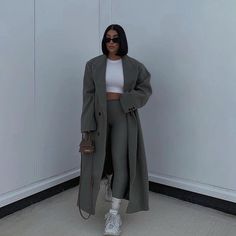 Grey Long Coat Outfit, Grey Trench Coat Outfit, Classy Streetwear Women, Coat Outfit Aesthetic, Leather Trench Coat Outfit, A Night Out Outfit, Vintage Outfits For Women, Long Jacket Outfit, Vintage Outfits Women