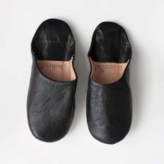 These Moroccan Babouche Slippers are perfect to wear around the house or go yoga class. They also make an amazing gift! Ethically handmade in Morocco. Moroccan Slippers, Babouche Slippers, Moroccan Women, Moroccan Leather, Leather Artisan, Leather Slippers, House Shoes, Colored Leather, Mens Slippers