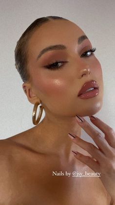 Blush Cheeks Make Up, Prom Makeup Glowy, Uplifting Makeup, 20th Birthday Makeup Ideas, Make Up Party Ideas, Valentines Dinner Outfits For Women, Beige Makeup Looks, Graduation Pic Makeup, Pop Of Pink Makeup