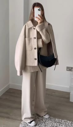 Relaxed Tailored Style, Beige Aesthetic Outfit, ليلي كولينز, Nashville Outfits, Winter Fashion Outfits Casual, Mode Casual, Looks Street Style, Outfit Trends, Autumn Outfits