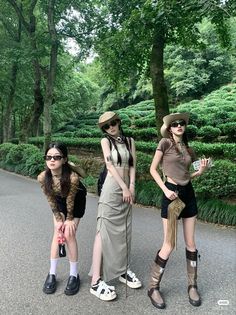 Moonlight Graduation Outfit Ideas, Cute Hiking Outfit, Sisters Photoshoot Poses, Friend Pictures Poses, Downtown Outfits, Clothes Korean Style, Beige Outfit, Korean Casual Outfits, Stylish Photo Pose