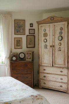 Get an old-school vintage farmhouse bedroom look with these tips and ideas.