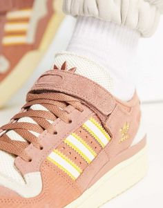 Schoenen, laarzen en sneakers van adidas Originals Gemaakt om uit te pakken Model met laag profiel Sluit met veters Gewatteerde tong en kraag Signature adidas-branding Met gaatjes voor ventilatie Loopzool van slijtvast rubber Gripprofiel met textuur Adidas Branding, Adidas Forum, Adidas Brand, Boots Sneakers, Profile Design, Boots And Sneakers, Low Sneakers, Shoes Boots, Low Profile