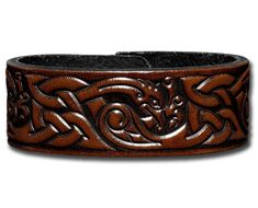 Width: 24mm (0.9inch) Thickness: approx 2,5-3mm (6-7oz) Material: veg-tanned full grain leather (cowhide) Color: brown-antique Design: Celtic Intertwined Birds (10) / Ebossed Fastening: Snap Fastener, Material: brass (nickel free), Finish: nickel-antique, Design: Triskel Sizes: S to 3XL Embossed and antique dyed strong leather bracelet made of vegetable tanned full grain leather with two snap fasteners. The bracelet has a width of 24mm (0.9inch) and a thickness of approximate 2,5-3mm (6-7oz) The Leather Wristbands Celtic, Viking Bracelet, Free Bracelet, Snap Fasteners, Antique Design, Full Grain Leather, Leather Fashion, Arm Band, Bracelet Making