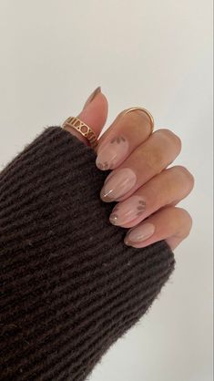 September Nails Oval, Autumnal Almond Nails, Fall Polygel Nails Design, Fall Nails Aesthetic Short, Cute Almond Nails Design Fall, Beige Acrylic Nails Design, Aesthetic Nail Designs Almond, Nude Nail Inspo Acrylic, Beige And Pink Nails