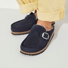 Buckley Shearling Clog By Birkenstock In Navy Blue Color Brand New Out Of Stock Read Birkenstock’s Description Below: “The Birkenstock Buckley Is A Semi-Open Moccasin-Style Clog That's Instantly Recognizable As An Authentic Birkenstock Original Thanks To Its Exposed Cork Footbed. Here, The Classic Model Comes In A Particularly Cozy Version With Genuine Shearling And A Statement Buckle. The Perfect Shoe For Cozy Winter Evenings! The Upper Is Made From Soft Suede Leather” Birkenstock. Size: - Euro Birkenstock Buckley, Birkenstock Styles, Black Clogs, Birkenstock Black, Moccasins Style, Calf Muscles, Suede Mules, Leather Moccasins, Leather Clogs