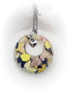 "Funeral Flower Necklace - Custom Memorial Bead Necklace - Resin Jewelry - Flower Keepsake - Preserved Flower Jewelry - Flower Petal Necklace This 1\" pendant necklace can be made with any flowers that that you want to preserve. These can be flowers from a loved one's funeral, your wedding bouquet, or any other memorable event. You will need to send me at least a 1\" x 1\" piece of flower petals. Please contact me after you've ordered for mailing instructions. *The backs of these necklaces are n Preserve Flowers, Flower Keepsake, Memorial Beads, Memorial Ring, Necklace Resin, Memorial Flowers, Custom Memorial, Jewelry Flower, Necklace Flower