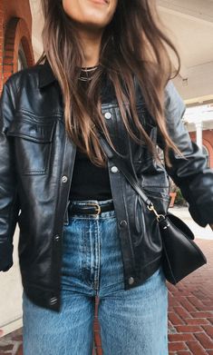 Leather Jacket And Jeans Outfit, Outfit Invierno Casual, Winter Leather Jacket Outfit, Frumpy Outfits, Black Jean Jacket Outfit, Black Jean Jacket Outfits, Frio Outfits, Leather Jacket Outfit Ideas, Leather Jacket Fits