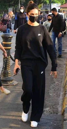 Deepika Padukone Casual, Deepika Outfits, Deepika Padukone Outfits, Neet Aspirant, Winter Wear Women, Class Dress, Date Night Outfit Ideas, Trendy Date Night Outfit, Night Outfit Ideas