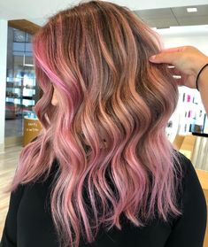 Fun Pink Hair, Hair Color Ideas Pink, Highlights Pink Hair, Waves In Hair, Simple Hair Styling, Hairstyles Romantic, Pink Hair Streaks, Pink Hair Highlights, Pink Hair Ideas