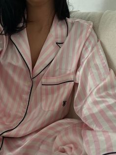 Victoria Secret Pyjamas, Pilates Workout Clothes, Pijama Satin, Victoria's Secret Aesthetic, Pajamas Aesthetic, Pijamas Women, Pyjama Satin, Cute Pjs, Mode Zara