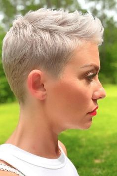 25 Short Pixie Haircuts And Ways To Style Them - Styleoholic Super Short Haircuts, Short White Hair, Silver Blonde Hair, Crop Hair, Short Hair Pixie Cuts, Super Short Hair, Short Grey Hair, Haircut Styles, Edgy Short Hair