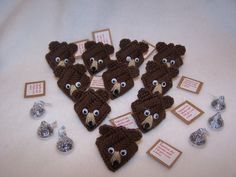 there are many teddy bears made out of crochet and some herspoo kisses