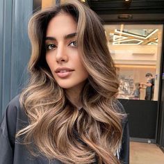 Caramel Blonde On Brown Hair, Bayalage Light Brown To Blonde, Money Piece Balayage Brunette Curly Hair, Beige Hair With Highlights, Asian Long Curtain Bangs, Brunette Hair Colours, Beige Blonde Balayage Brunette, Hair Highlights For Brown Hair Brunettes, Brown/blonde Hair