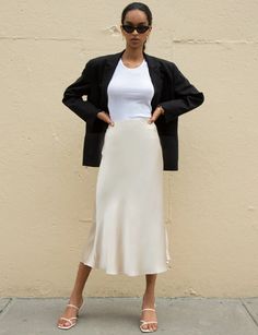 Long Skirt Business Outfit, Cream Satin Skirt Outfit, Portugal Outfits, Fashion Workshop, Long Satin Skirt, Satin Skirts, Satin Skirt Outfit, Look Zara