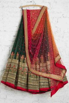 Lehenga Hanging, भारतीय दुल्हन संबंधी, Choli Blouse, Green Lehenga, Choli Designs, Lehenga Choli Online, Red Lehenga, Ghagra Choli