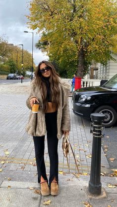 Discover trendy fall 2024 outfits with layering tips, cozy knits, plaid patterns, and sustainable fashion trends. How To Style Uggs, Slipper Outfit, Uggs Outfits, Outfit With Uggs, Winter Mode Outfits, Cute Thanksgiving Outfits, Estilo Indie, Uggs Outfit