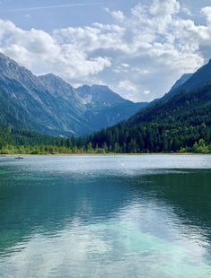 Lake pont mountains austia Swiss green blue water beautiful quiet chill nice holiday vacation travel to go Lake With Island In Middle, Landscape Photos Aesthetic, Lake In The Mountains, Mountain Lake Aesthetic, Dreamgirl Aesthetic, Lake With Mountains, Mountain Lake Landscape, Natural Views