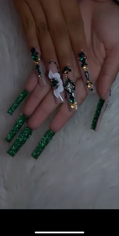 Green Quince Nails Acrylic, Green And Gold Quince Makeup, Blue And Gold Rhinestone Nails, Emerald Green Gem Nails, Quinceanera Emerald Green Makeup, Emerald Green And Gold Nails Acrylic Prom, Emerald And Gold Nails Acrylic, Emareld Green Nails Quince, Dark Green Quinceanera Nails