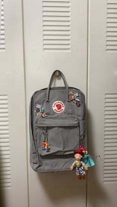 Kanken Aesthetic Outfit, Kanken Backpack Aesthetic School, Converse Bag Aesthetic, Kanken Bag Aesthetic, Backpack Accessories Keychain, Kanken Backpack Outfit, Aesthetic Bags For School, School Backpacks Aesthetic