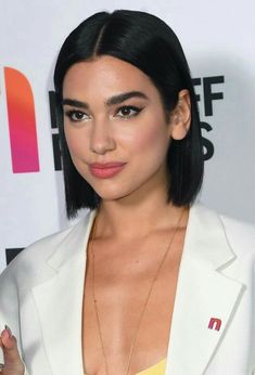 Dua Lipa Short Hair Bob, Dua Lipa Bob Haircut, Dua Lipa Hair Short, Dua Lipa Short Hair, Dua Lipa Hair, Dua Lipa And Anwar Hadid, Kylie Jenner Eyebrows, Short Hairstyle Ideas, Anwar Hadid