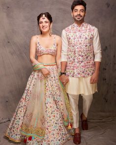 Matching Lengha And Sherwani, Husband Wife Matching Outfits, Same Outfit Couple Clothes, Matching Couple Outfits For Wedding, Matching Indian Outfits For Couples, Indian Couple Outfits Matching, Wedding Couple Outfits Indian, Couple Matching Outfits Indian Wedding, Couple Same Dress