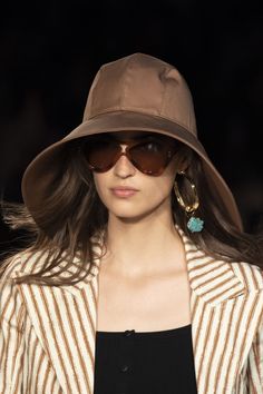 Popular Spring Outfits, Milan Fashion Week Spring 2020, Necklaces And Bracelets, Spring Fashion Outfits, 2020 Fashion, Stop Thinking, Winter Trends, Alberta Ferretti