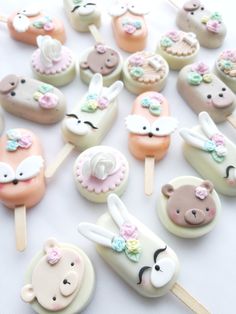 there are many cake pops with animals on them