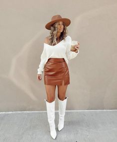 Country Concert Outfits, Leather Skirt Outfit, Looks Country, The Ray, Stylish Fall Outfits, Nashville Outfits, Western Style Outfits, Western Outfits Women, Elegante Casual