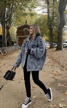 Oversized Jean Jacket Outfit, Oversized Jacket Outfit, Oversize Denim Jacket, Winter Jacket Outfits, Winter Mode Outfits, Look Legging, New York Outfits, Jean Jacket Outfits