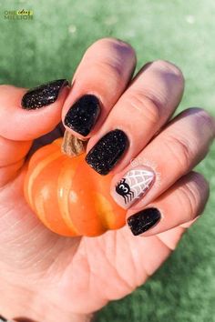 Cute pumpkin and ghost designs on short nails for a playful Halloween vibe. Ghost Nail Designs, Halloween Nails Inspo, Nail Designs For Halloween, Simple Halloween Nails, Short Halloween Nails, Ongles Beiges, Ghost Nail, Fun Halloween Nails, Halloween Nail Art Easy