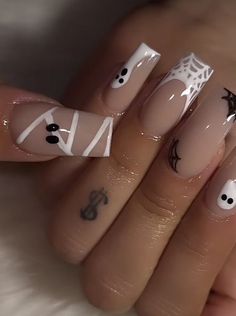 Halloween Nail Ideas Acrylic Coffin, Short Nail Designs Fall 2023, Simple Cute Nails Halloween, Halloween Nail Ideas Coffin, Horror Nails Halloween Simple, Spooky Nails Disney, Acrylic Nail Halloween Designs, Scary Short Nails, October Nail Designs Almond