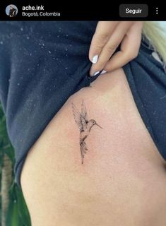 Colombia Art, Small Hummingbird Tattoo, Vogel Tattoo, Small Girly Tattoos, Petite Tattoos, Hummingbird Tattoo, Small Hand Tattoos, Classy Tattoos