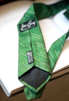 A classic silk tie in green, this vintage design was made in Thailand. Wear with monochrome attires for that pop of color.  Measurements: length:146cm width:8cm fabric: silk Classic Green Neckwear With Ties, Classic Green Neckwear For Gift, Xmas Fashion, Genderless Fashion, Mens Workwear, Tie Men's, Women's Tie, Vintage Tie, Green Vintage