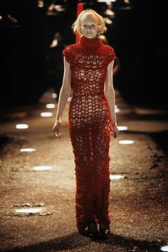 Alexander Mcqueen Fashion Show, Alexander Mcqueen Fashion, Mcqueen Fashion, Christy Turlington, Fashion Show Collection, Vintage Nike, Chowder