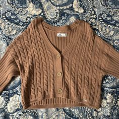 Hollister Sweater Cropped Top Trendy Brown Ribbed Outerwear, Trendy Ribbed Brown Outerwear, Cozy Brown Sweater For Spring, Casual Brown Chunky Knit Top, Trendy Brown Cable Knit Top, Trendy Brown Chunky Knit Top, Spring Brown Cropped Sweater, Casual Brown Cable Knit Top, Casual Brown Knitted Cropped Sweater