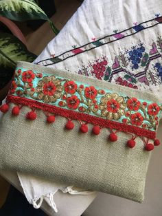 Embrague de boho bordado floral Best Leather Wallet, Crochet Boho Bag, Boho Clutch, Sac Diy, Embroidered Handbag, Handmade Clutch, Embroidery Bags, Boho Bags, Embroidered Bag