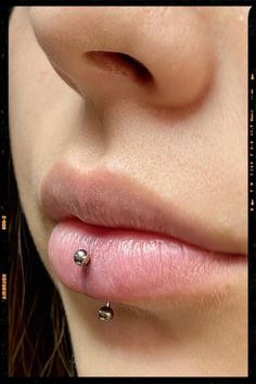 Vertical Labret Piercing Idea Labrith Lip Piercing, Vertical Lip Piercing, Piercing Boca, Middle Lip Piercing, Labret Vertical