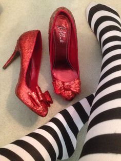 Aesthetic Wizard Of Oz, Dorothy Aesthetic Wizard Of Oz, Wizard Of Oz Aesthetic, Dorothy Cosplay, Diy Ruby Red Slippers Wizard Of Oz, Wizard Of Oz Dorothy Costume, Wizard Of Oz Red Shoes, Wizard Of Oz Red Slippers, Wizard Of Oz Witch