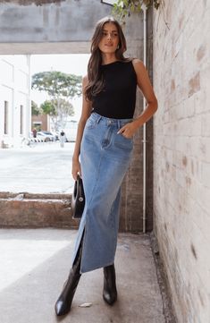 Chic Medium Wash Midi Denim Skirt, Worship Outfits, Mode Chanel, Denim Skirt Outfits, Mode Boho, Skirt Denim, California Casual, Summer Fits, Denim Midi Skirt