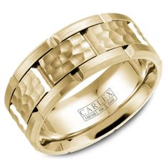 a yellow gold wedding ring with an intricate design on the center and sides, set in 18k yellow gold