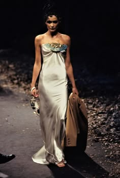 Givenchy (designed by John Galliano) Couture Runway Show 1996 Iconic Runway Dresses, Givenchy 90s, Guilded Glamour, Winx Core, Model Core, Givenchy Haute Couture, Detail Couture, Vintage Haute Couture, Givenchy Fashion