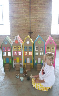 Cardboard Houses For Kids, Film Trailer, Cardboard Toys, Cardboard House, Diy Cardboard, Paper Houses, Cardboard Crafts, Play Houses, Backdrops For Parties