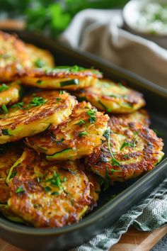 Zucchini fritters garnished with fresh herbs in a black tray. Gluten Free Fritters Recipe, Easy Air Fryer Veggie Recipes, Air Fried Zucchini Recipes, Air Fryer Meal Ideas, Air Fryer Fritters, Healthy Easy Air Fryer Recipes, Savoury Snacks Healthy, Zucchini Balls Air Fryer, Zucchini Fritters Healthy