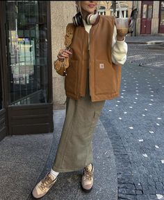 How To Style A Carhartt Vest, Brown Vest Outfit Aesthetic, Cathartic Vest Outfit, Brown Carhartt Vest Outfit, Carhartt Vest Outfit Woman, Carhartt Women Outfits, Vest Fall Outfits, Carhartt Vest Outfit