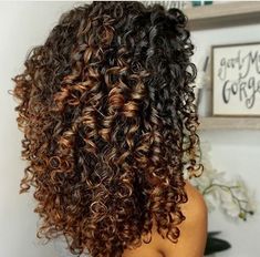 Highlights Curly Hair, Colored Curly Hair, Curly Hair Inspiration, Curly Girl Hairstyles, Curly Hair With Bangs, Bob Hair, Brown Blonde Hair, Curly Hair Care