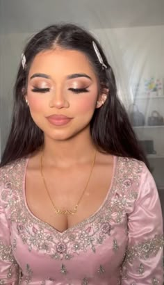 Pink Quince Makeup, Eye Makeup For Small Eyes, Makeup For Deep Set Eyes, Pink Quince Theme, Hairstyles Quinceanera, Sweet 16 Makeup, Quince Makeup, Makeup Hooded Eyes, Eye Makeup For Hooded Eyes