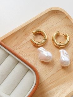 Unleash your inner risk-taker with Bubbles Gold Statement Large Pearl Earring! These modern mermaid earrings feature bold bubbles that add a daring touch to any outfit. Make a statement and conquer the sea with these unique and stylish earrings. 🧜‍♀️🌊 18K Gold Non-Tarnish Large Huggie Droplet Earring Stainless Steel 18K Gold Plated Measurement, Baroque Pearls (L x W inch): 1 x 0.6 Trendy Pearl Charm Drop Earrings, Trendy Pearl Drop Jewelry For Party, Trendy Single Pearl Earring For Party, Trendy Pearl Earrings With Pearl Charm For Party, Trendy Party Pearl Earrings With Charm, Trendy Pearl Charm Earrings For Party, Trendy Hoop Pearl Earrings, Trendy Single Hoop Pearl Earring, Trendy Hoop Earrings With Pearl Drop