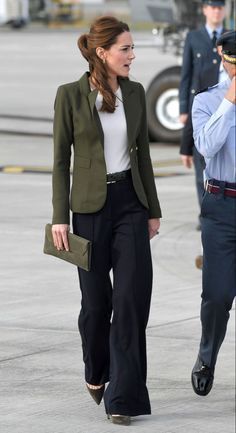 Ripped Jeggings, Middleton Style, Kate Middleton Style, Outfit Jeans, Just Style, Business Outfit, 가을 패션, Wide Pants, Work Fashion